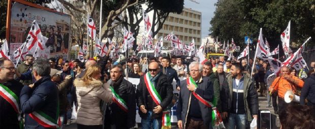 sulcis-in-rivolta-bombe-carta-e-funerale-mille-in-viale-trento