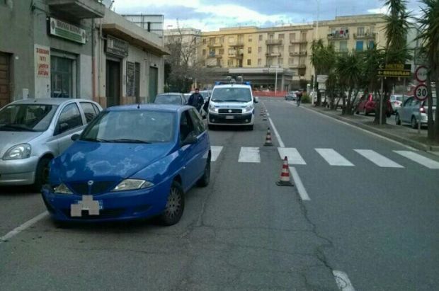 via-po-auto-colpisce-tre-veicoli-in-sosta