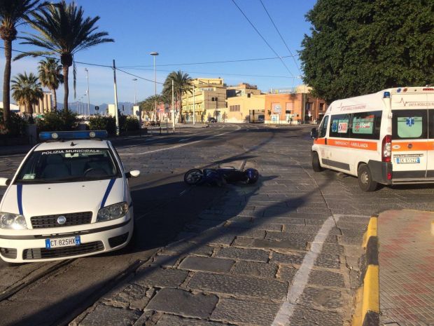 chiazza-d-and-rsquo-olio-in-via-roma-cade-un-motociclista