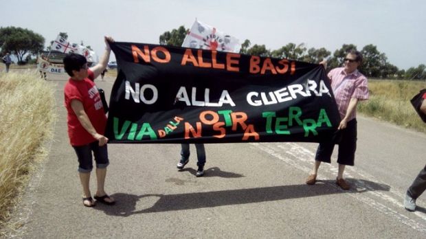 antimilitaristi-in-piazza-contro-basi-e-pro-curdi
