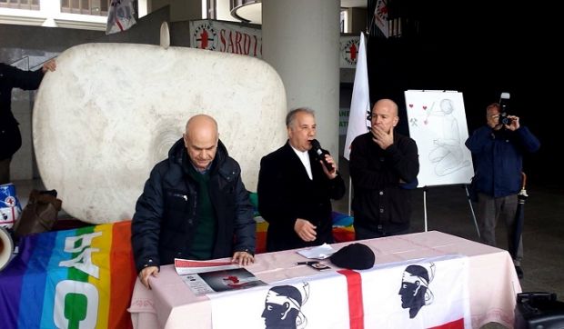 and-ldquo-no-a-bombe-e-carbone-vogliamo-lavoro-e-dignit-and-agrave-and-rdquo