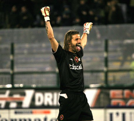 pescara-e-crotone-frenano-rossobl-and-ugrave-ancora-in-vetta