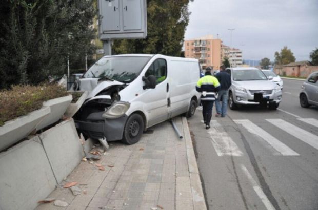 Incidente in via Vesalio incidente-in-via-vesalio-autocarro-fuori-strada