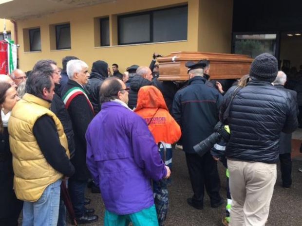 capoterra-pioggia-lacrime-e-silenzio-per-l-and-rsquo-ultimo-saluto-a-fausto