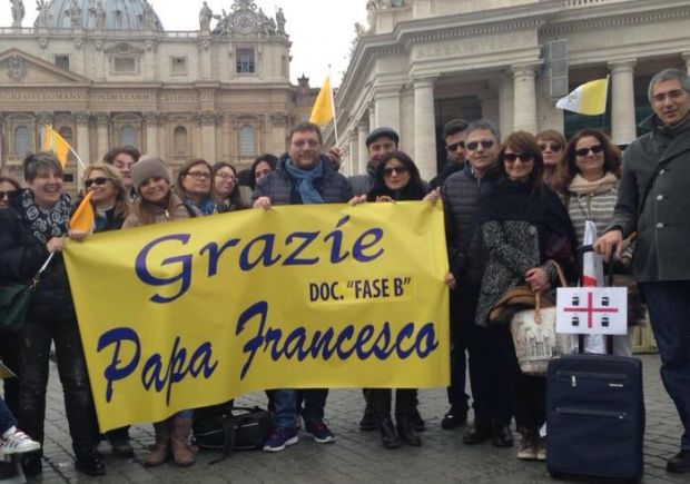 i-prof-con-le-valigie-all-angelus-del-papa