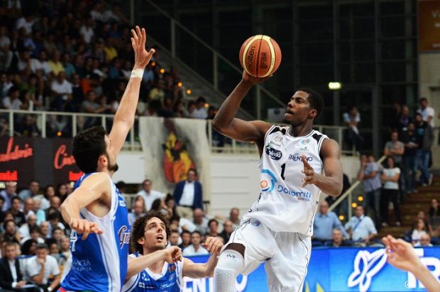 ennesima-prestazione-negativa-dinamo-taglia-mitchell