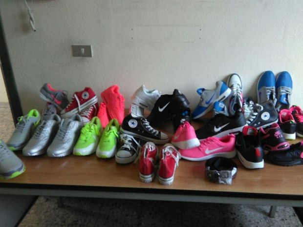 largo-carlo-felice-ambulante-spintona-vigile-e-abbandona-merce