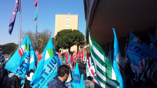 Eni eni-protesta-in-viale-trento-and-ldquo-no-a-cessione-a-versalis-and-rdquo