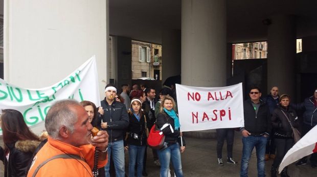 turismo-stagionali-in-piazza-and-ldquo-no-indennizzo-vogliamo-lavorare-and-rdquo