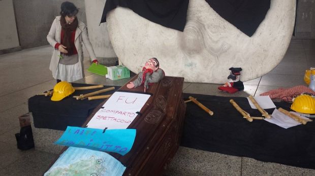 Compagnie teatro compagnie-teatro-protesta-spettacolo-con-bara-in-via-roma