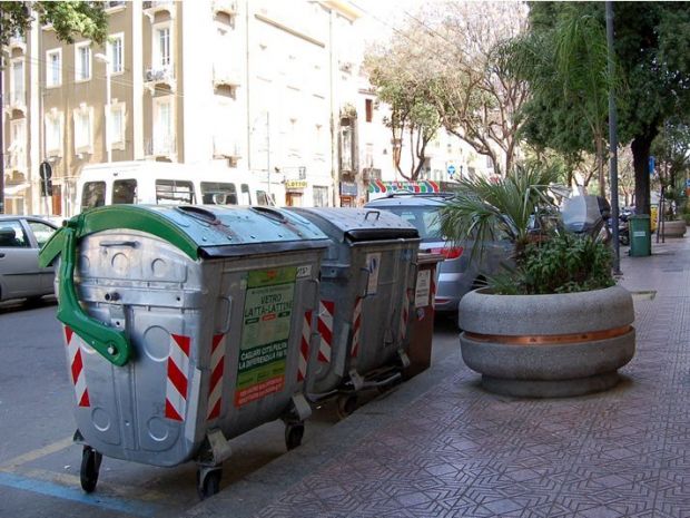 Scarica rifiuti pericolosi nel cassonetto: mezzo sequestrato scarica-rifiuti-pericolosi-nel-cassonetto-mezzo-sequestrato-multa-e-denuncia