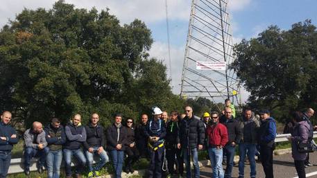 ottana-lavoratori-al-nuraghe-losa-striscione-su-traliccio-and-ldquo-non-fateci-morire-and-rdquo