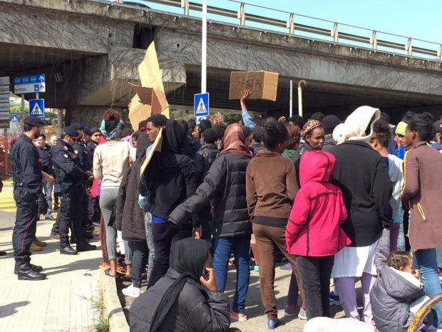 protesta-dei-migranti-traffico-bloccato-in-via-dei-carroz