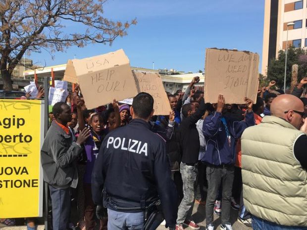 migranti-rientrano-in-albergo-and-ldquo-ma-pronti-a-riscendere-in-piazza-and-rdquo