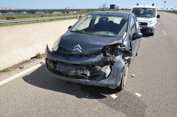 perde-il-controllo-dell-auto-e-finisce-contro-mano-sulla-ss-195