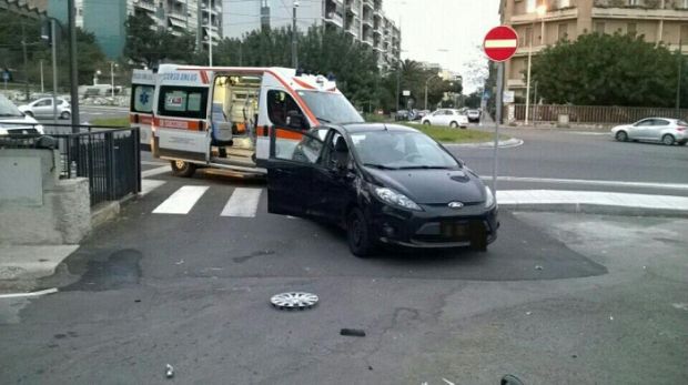 piazza-amsicora-auto-travolge-motociclo-un-ferito