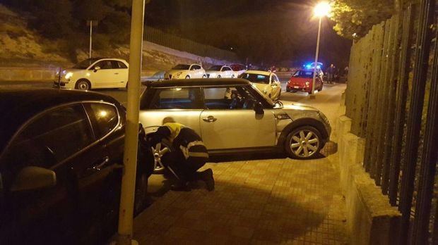 Viale Europa viale-europa-mini-sbanda-e-urta-due-auto