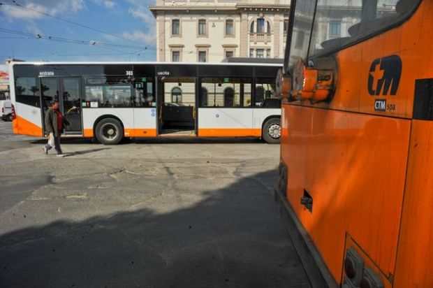 via-mameli-minacce-col-coltello-sul-bus-arrestato-26enne
