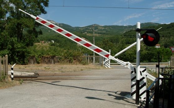 sfonda-passaggio-a-livello-multata-una-donna