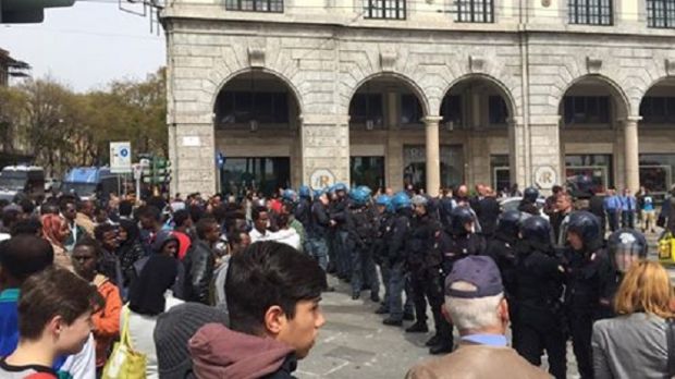 Protesta migranti blocca via Roma: traffico in tilt protesta-migranti-blocca-via-roma-traffico-in-tilt