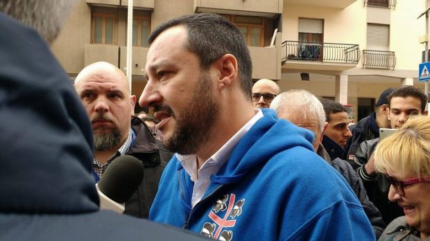 protesta-migranti-in-via-roma-salvini-and-ldquo-ne-ho-le-palle-piene-tornino-a-casa-loro-and-rdquo