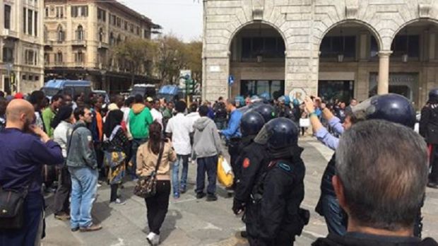 Migranti migranti-tensione-in-via-roma-alcuni-stranieri-finiscono-in-questura