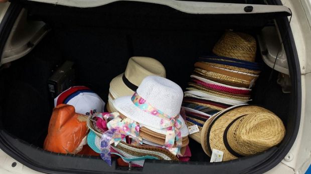 castello-sequestrati-82-cappelli-ad-ambulante-abusivo