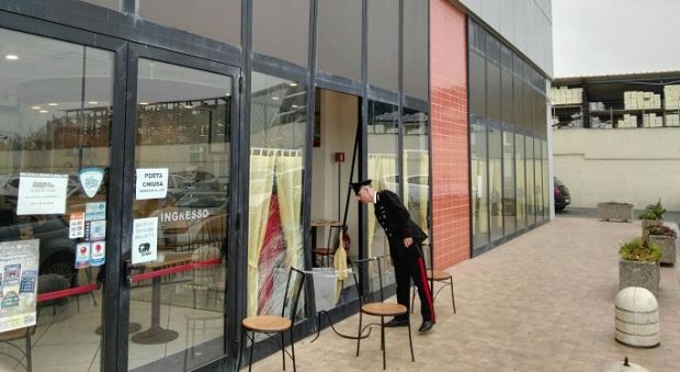 auto-ariete-sfonda-vetrina-colpo-al-bar-tabacchi