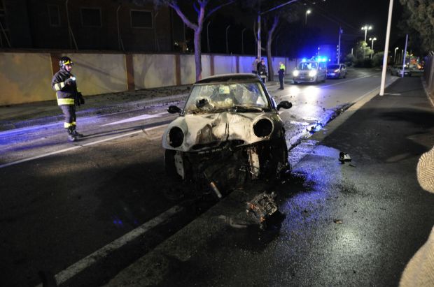 auto-finisce-su-un-albero-e-si-incendia-illeso-il-conducente