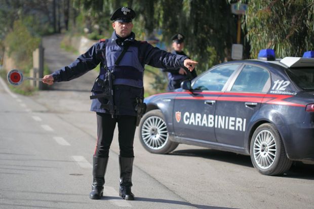 in-auto-con-5-chili-di-hascisc-fugge-all-alt-dei-carabinieri