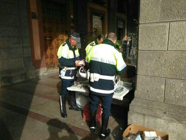 commercio-abusivo-multe-e-sequestri-dal-poetto-a-via-roma