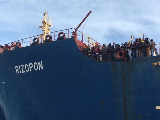 nave-con-235-migranti-al-porto-a-bordo-6-bimbi