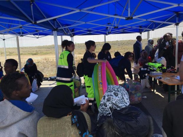 migranti-sbarco-concluso-a-bordo-alcuni-casi-di-scabbia-e-2-feriti