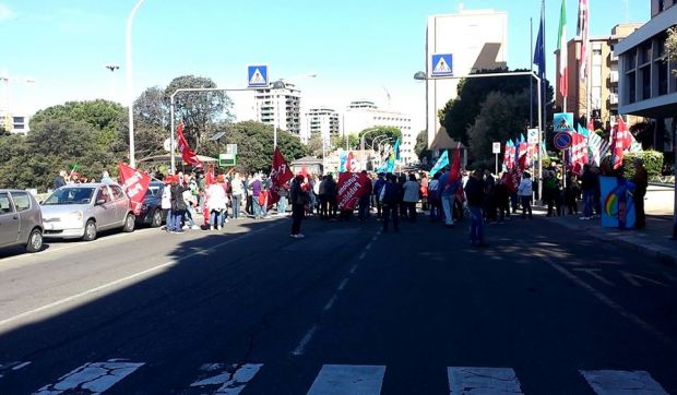sanit-and-agrave-manifestanti-bloccano-viale-trento