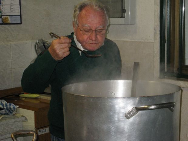 roma-800-pasti-settimanali-per-i-poveri-and-egrave-il-miracolo-di-un-sardo-di-86-anni