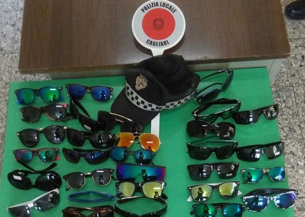 via-roma-ambulante-abusivo-in-fuga-sequestrati-55-occhiali