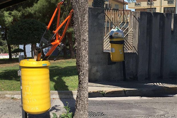 quartu-il-comune-rimuove-cestini-gettacarte-trasformati-in-discariche