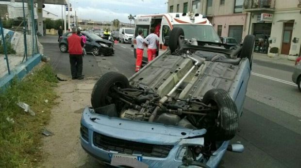 Scontro in viale Monastir scontro-in-viale-monastir-auto-si-ribalta-ferita-una-suora