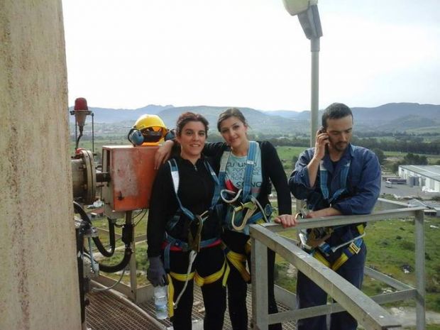 lotta-a-ottana-operaio-raggiunge-2-donne-sulla-ciminiera