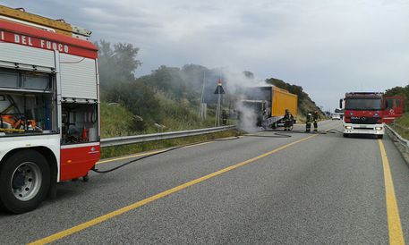 camion-prende-fuoco-sassaro-olbia-chiusa-3-ore