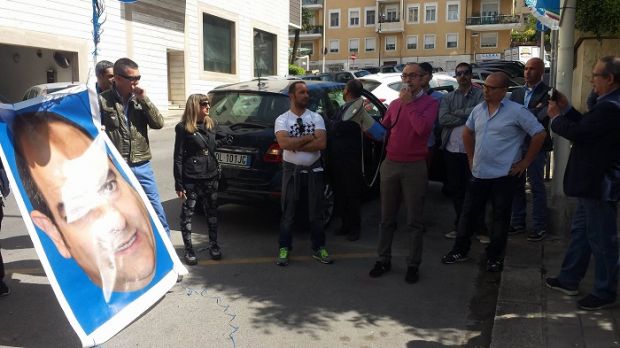 Flash mob flash-mob-fdi-and-ldquo-deiana-noi-non-voliamo-vola-via-tu-and-rdquo