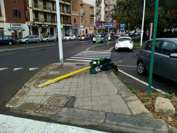 incidente-nel-largo-gennari-gi-and-ugrave-un-semaforo