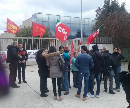 Nuoro nuoro-sit-in-di-sindaco-e-operai-davanti-ai-cancelli-di-idea-motore