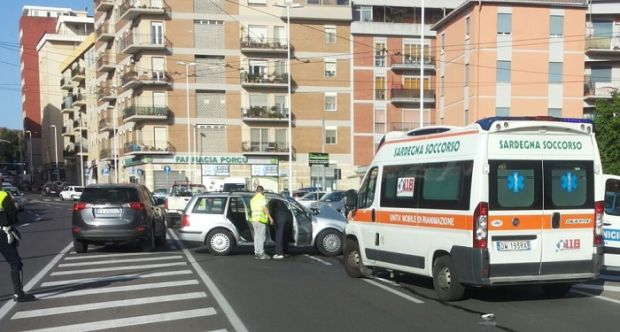scontro-in-via-cadello-auto-distrutte-un-ferito