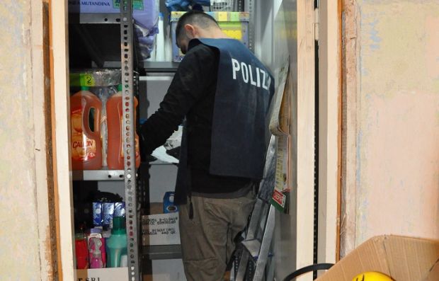 cep-in-casa-armi-detonatori-e-uniforme-carabinieri