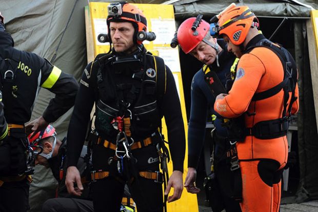 palau-pescatore-subaqueo-disperso-in-mare