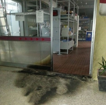 tensione-a-carbonia-in-fiamme-negozio-candidato-m5stelle