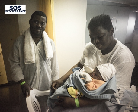 porto-sbarcati-387-migranti-c-and-rsquo-and-egrave-alex-beb-and-egrave-nato-in-nave