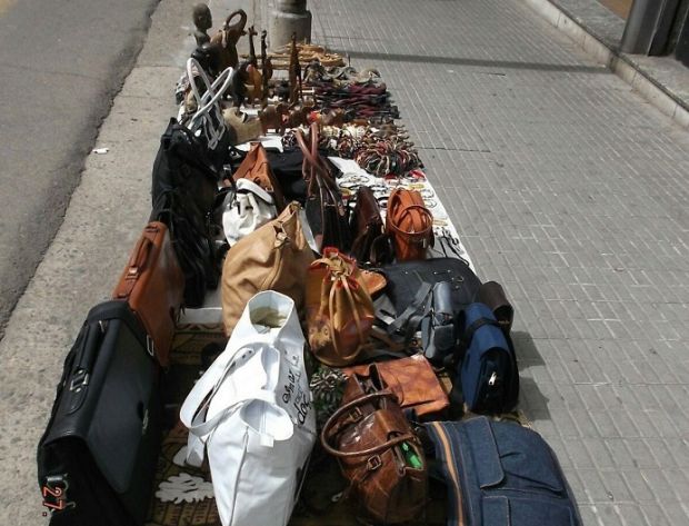 Lotta a commercio abusivo lotta-a-commercio-abusivo-sequestri-e-multe-in-via-sonnino-e-marina-piccola