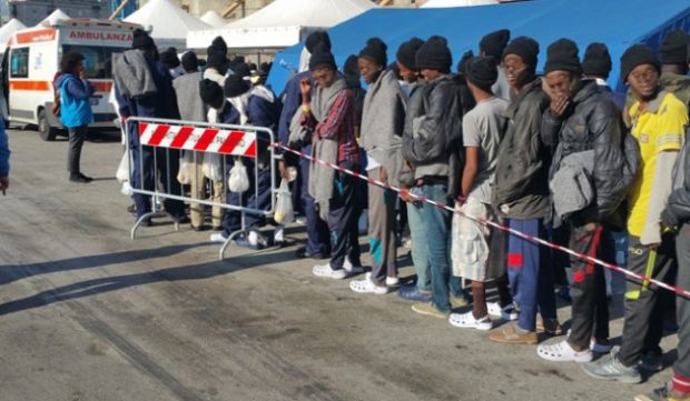 porto-torres-approda-nave-con-400-migranti